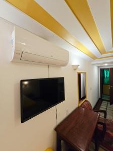 a living room with a large flat screen tv on the wall at Pousada Gente Bonita Mirante in Búzios