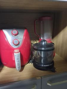 a red blender sitting on top of a counter at Casa simples e aconchegante in Campina Grande