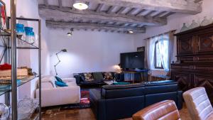a living room with a couch and a tv at LA BASTIDE De La Colline in Cavaillon
