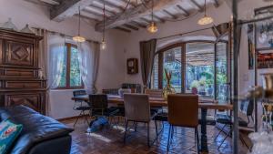 a living room with a wooden table and chairs at LA BASTIDE De La Colline in Cavaillon