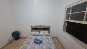 a bed in a room with a window at Morada Santa Rita in Aparecida