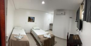a hospital room with two beds and a chess board at Querência Pantaneira in Miranda