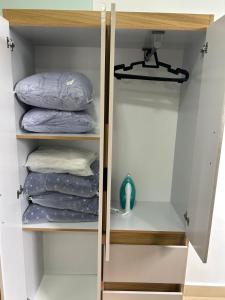 a closet filled with lots of pillows at Studio CG Tingui 1 in Estação Inhoaíba