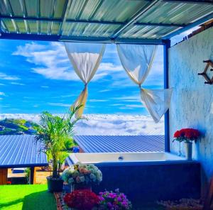 a window with a view of the sky at วันเดย์ภูทับเบิก in Ban Maeo Thap Boek