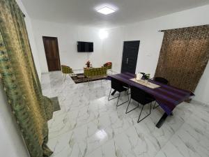 a living room with a wooden table and chairs at Villa José in Sindia