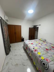 a bedroom with a bed with a colorful comforter at Villa José in Sindia