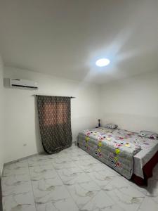 a bedroom with a bed in the corner of a room at Villa José in Sindia