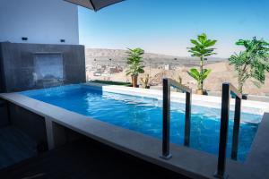 a swimming pool with a view of the desert at HOTEL PIEDRA SANTA - Moquegua in Moquegua