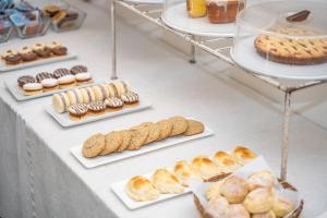 a display case with various pastries and other pastries at Hotel Casagrande in Paysandú