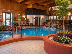 a large indoor swimming pool in a hotel at Apple Tree Inn in Independence