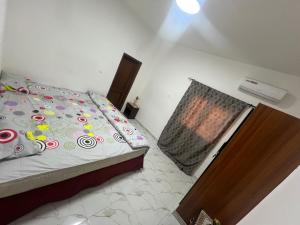 a bedroom with a bed and a window at Villa Jose in Sindia