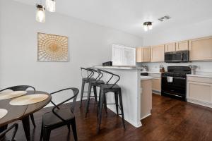 a kitchen with a table and chairs and a counter at Sonesta Tucson in Tortolita