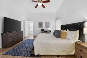 a bedroom with a large bed and a ceiling fan at Sonesta Tucson in Tortolita