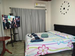 a bedroom with a bed and a flat screen tv at Maxi&Mia Cabañas in Coveñitas