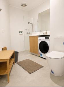 ein weißes Badezimmer mit Toilette und Waschbecken in der Unterkunft Semaphore beachfront in Semaphore