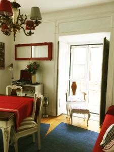 リスボンにあるBiCa HouSeVinTaGeのベッド、テーブル、窓が備わる客室です。