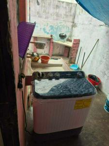 a large appliance in a dirty room with a stove at Hospedaje Dinos in Veracruz