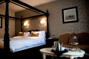 Un pat sau paturi într-o cameră la The Talbot Hotel