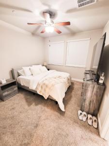 a bedroom with a bed and a ceiling fan at Vip Class One Real Comfort 3 Bedrooms in Lodi