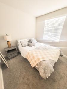 a bedroom with a bed and a window at Vip Class One Real Comfort 3 Bedrooms in Lodi