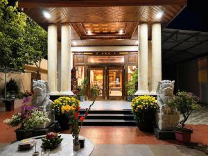 a lobby of a building with plants and flowers at Hoàng Khiêm Hotel in Mỹ Thạch