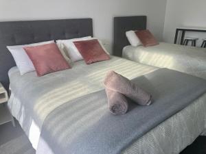 two beds with pillows sitting next to each other at Tripinn Botique Motels & Affordable Accommodation in Westport +50 photos