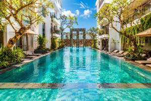 a swimming pool in the middle of a building at d'primahotel Petitenget Seminyak 2 in Seminyak