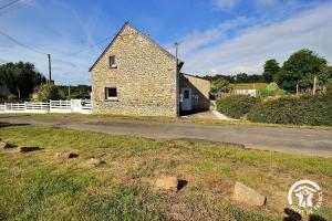 a brick house on the side of a road at Le clos rucharet in Saint-Carreuc