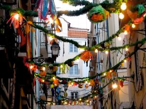 リスボンにあるBiCa HouSeVinTaGeのクリスマス灯が並ぶ通り