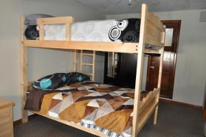 a bedroom with two bunk beds in a room at Casa Luck Hosting in Cuenca