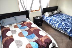 a bedroom with two beds and a bed sidx sidx sidx at Casa Luck Hosting in Cuenca