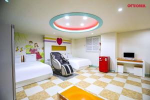 a hotel room with two beds and a red ceiling at 호텔사랑 in Cheonan