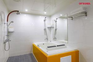 a bathroom with a sink and a shower at 호텔사랑 in Cheonan +42 photos