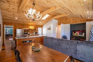 a dining room and kitchen with a wooden ceiling at Snaggys Retreat in Boone