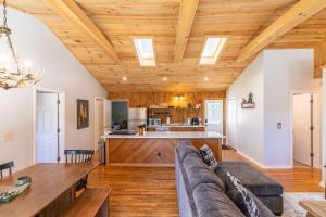 a living room with a couch and a wooden ceiling at Snaggys Retreat in Boone