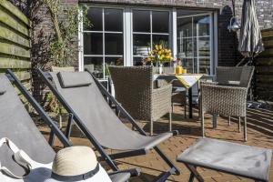 a group of chairs and a table on a patio at Ferienhaus Lillys Beachhouse in Varel