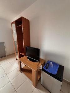 a room with a desk with a computer on it at Vila Coralia in Schitul