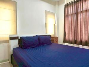 a bedroom with a blue bed with two blue pillows at Phala Beach Rayong Palm Villa 2BR2BA in Ban Phala +23 photos