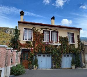 a house with ivy on the side of it at La Note Verte - Parking gratuit devant l'entrée in Foix