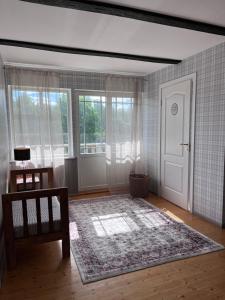 a living room with a door and a rug at 2ÕDE Kodumajutus in Hullo