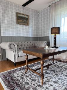 a living room with a couch and a coffee table at 2ÕDE Kodumajutus in Hullo +1 photo