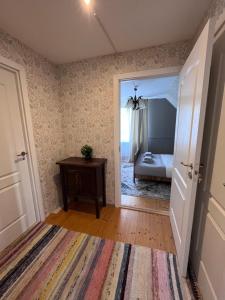 a room with a bedroom with a bed and a mirror at 2ÕDE Kodumajutus in Hullo