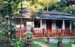 a house with a fence in front of it at Rekawa Edge Homestay in Netolpitiya