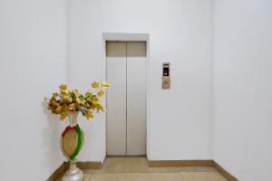 a vase of flowers in front of a door at Collection O Charbagh Metro Station Lucknow Formerly Seven Seas in Lucknow