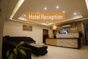 a hotel reception room with a hotel reception desk at Hotel Parth Inn in Haldwāni