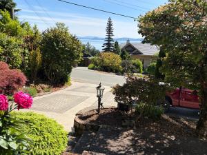 a street scene with a street light in a yard at Cozy Ocean View Retreat in Victoria +16 photos