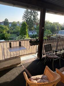 a balcony with a table and chairs and a view at Ferienwohnung Weitblick in Wadgassen