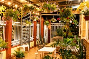 a room filled with lots of flowers and plants at Thềm Homestay in Da Thien