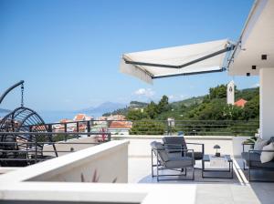 a balcony with chairs and a view of the ocean at Mediteran in Tučepi
