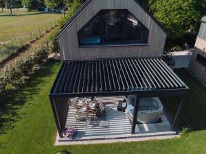 an overhead view of a small house with a grill at BiałogóraChill 11A Całoroczne Spa i Active in Białogóra